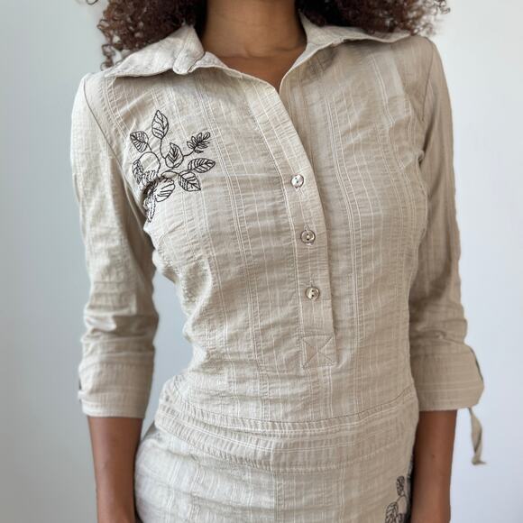 Vintage French Beige Textured Popover Blouse with Floral Embroidery (S) - Picture 4 of 8